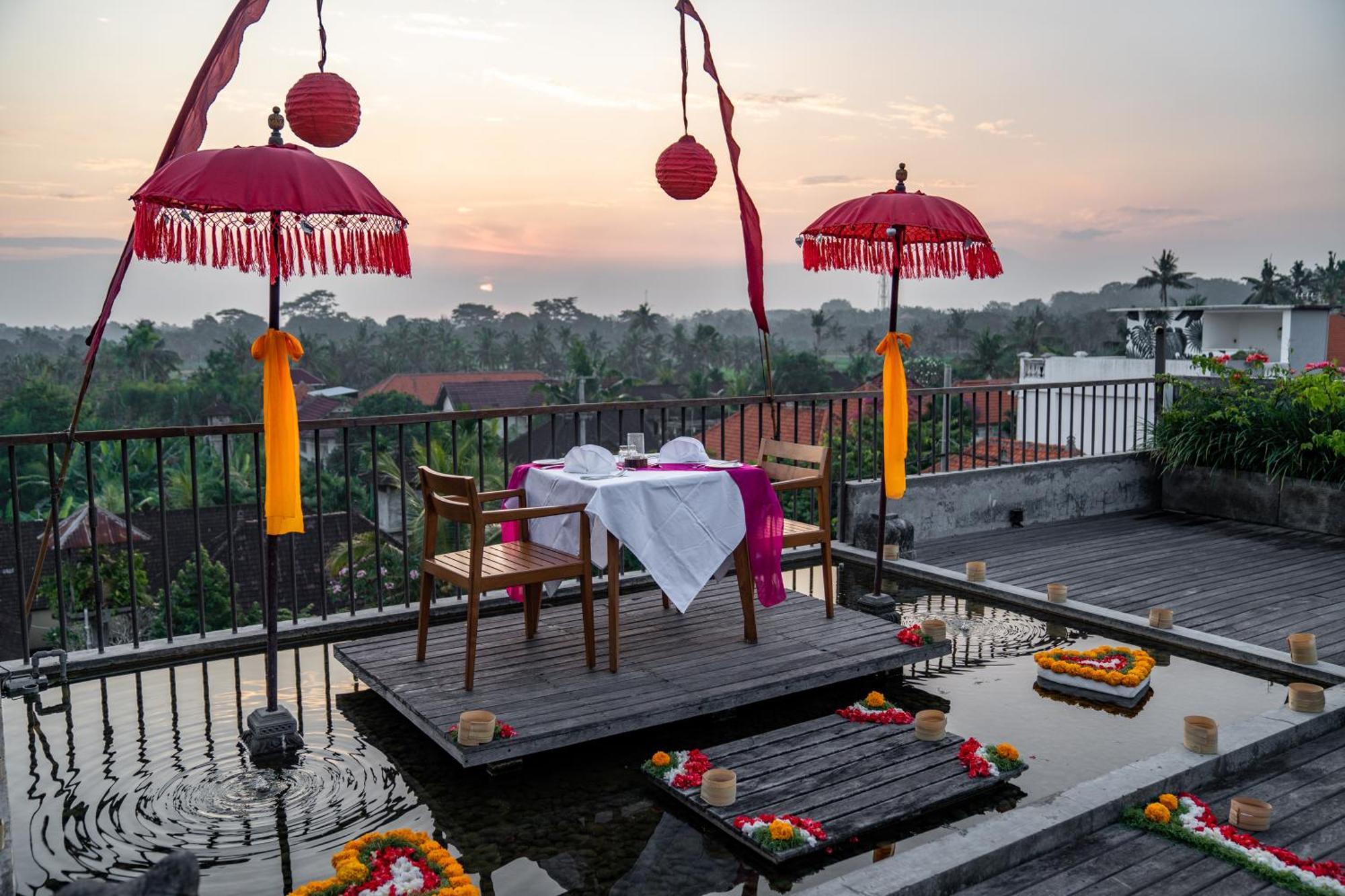 Purana Suite Ubud Ngoại thất bức ảnh Sunset dinner at the hotel