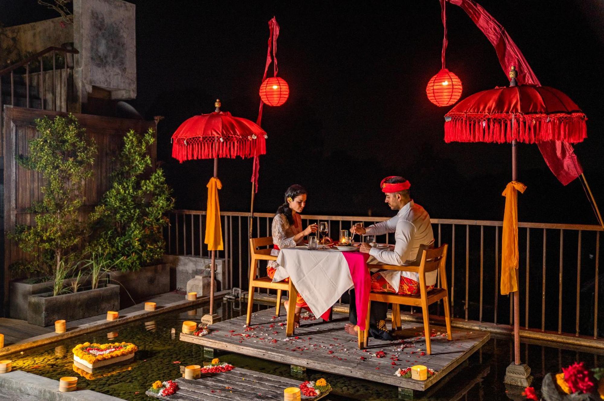 Purana Suite Ubud Ngoại thất bức ảnh A couple dining at the resort
